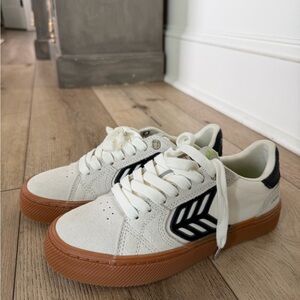 Cariuma White Sneakers with Green Insole